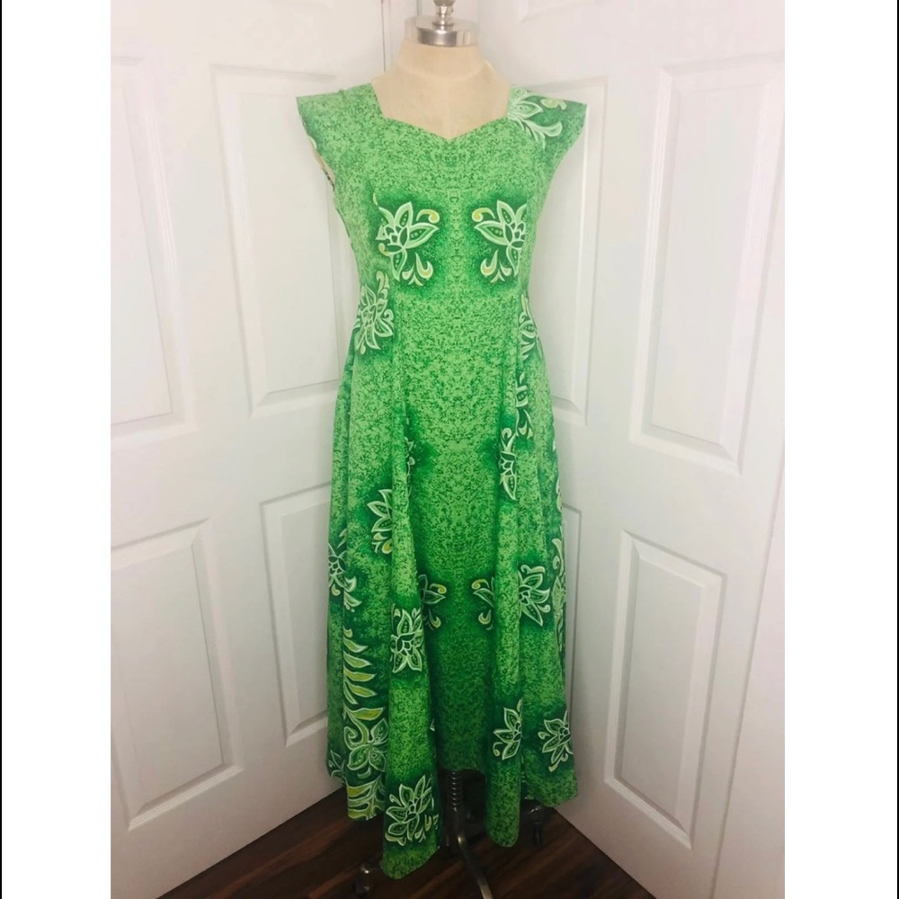 Vintage T&L Muumuu Factory
Hawaiian Muumuu Maxi Dress
size 7/8